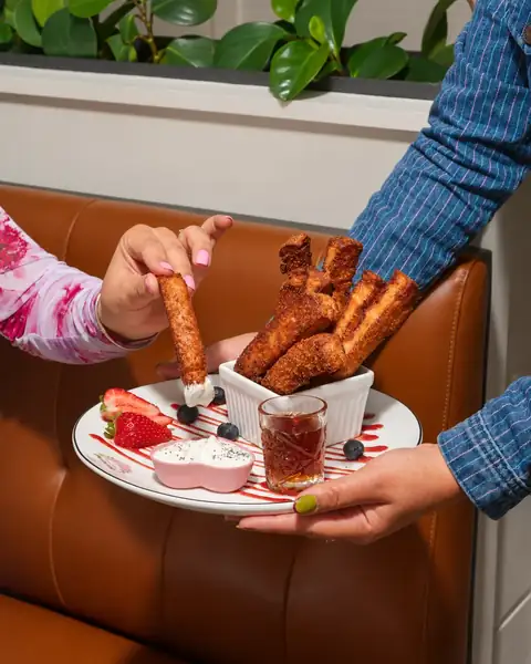 French toast sticks — photo at Ruby Café MTL, Montréal