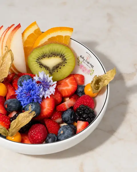 Fresh fruit bowl — photo at Ruby Café MTL, Montréal